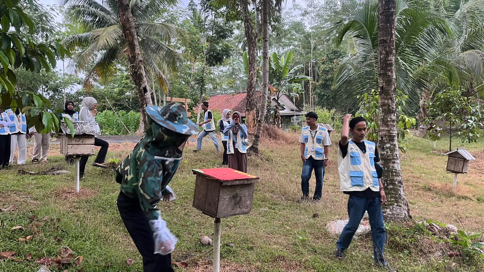 Kunjungan ke Budidaya Lebah Madu