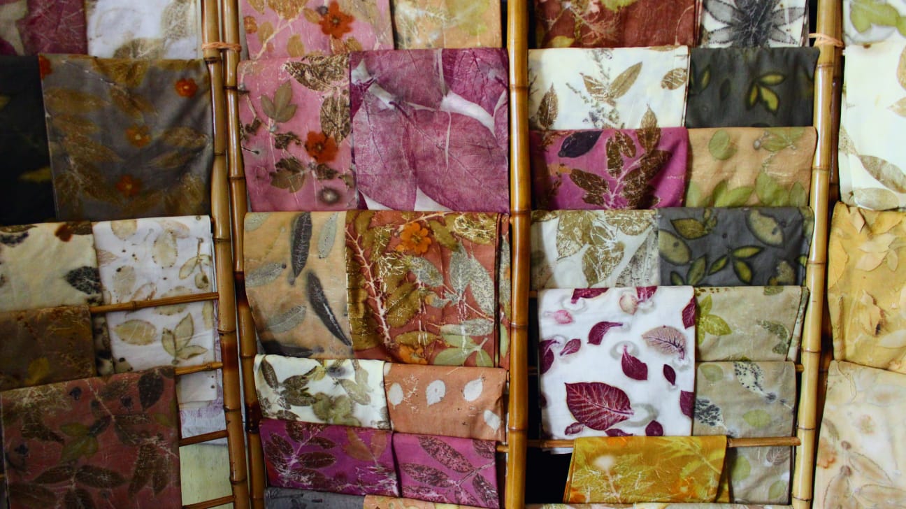 Foto Kain Ecoprint Motif Daun & Bunga